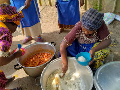 Enfants mangeant à l’école de Linzolo grâce à la cantine scolaire – amélioration de l’assiduité et des conditions d’apprentissage soutenue par Kimvuka Mvuala Tatu (KMT)