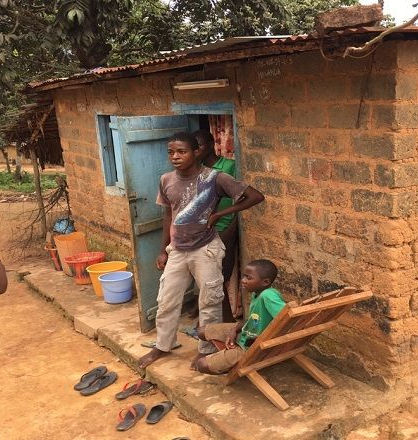 Maison en terre cuite traditionnelle dans un village du Kongo, habitat rural durable.