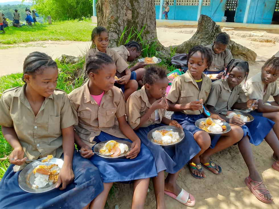 Enfants mangeant à l’école de Linzolo grâce à la cantine scolaire – amélioration de l’assiduité et des conditions d’apprentissage soutenue par Kimvuka Mvuala Tatu (KMT)