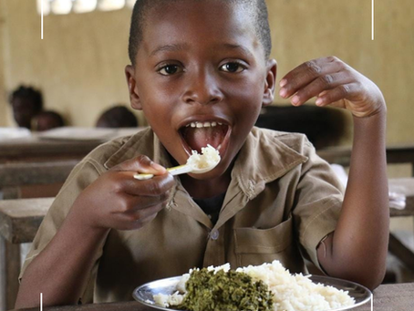 Enfants congolais souriants devant leur assiette, cantine scolaire au Congo – Projet porté par Kimvuka Mvuala Tatu avec le soutien de la Fondation Wavestone et la Fondation Gratitude.