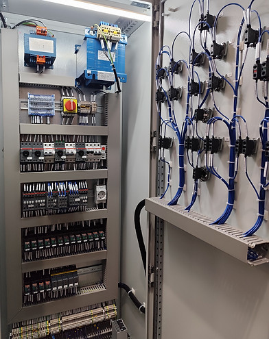 Cuadro eléctrico para el control de una compuerta de ataguía.