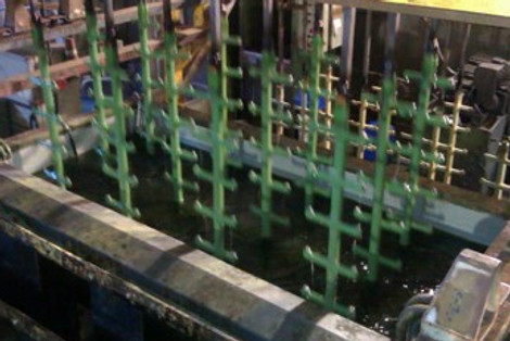 Imagen de una línea automática de cromo duro que cuenta con vehículos automatizados para el traslado e inmersión de bastidores en las distintas cubas de desengrase químico y electrolítico, enjuagues, procesos de ataque y cromado con voltajes precisos, de forma fluida y sin interrupciones.