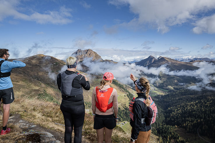Strecken: In den Pinzgauer Grasbergen (der Wildkogel, Herrnsteig, Steinkogel und Gamskogel, Kappellenweg, Sonnenweg, über die Filz Trail) oder im Nationalpark Hohe Tauern (Venediger Weg, Untersulzbachwasserfallrunde, Seebachsee, Habachtal mit Smaragdweg, Schösswendklamm oder Krimmler Wasserfälle)