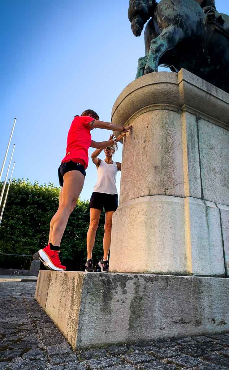 Workout für Läufer: Dehnung der Wadenmuskulatur: 3 Sätze à 30 Sekunden pro Bein