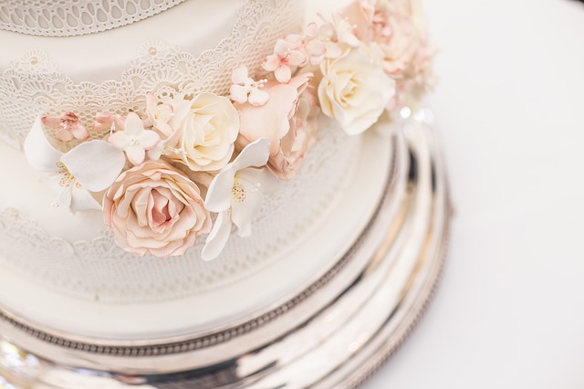 Wedding cake with flowers.