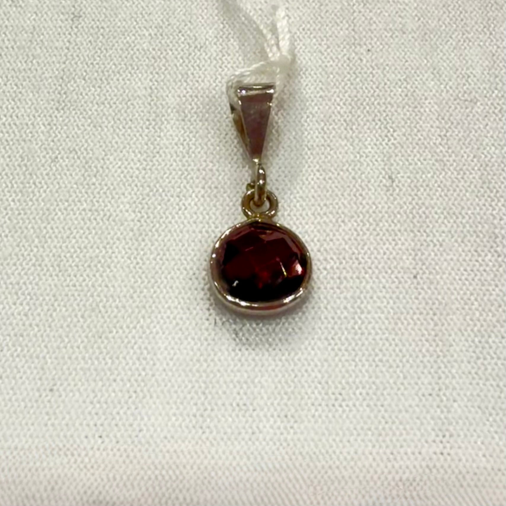 Garnet small pendant with silver