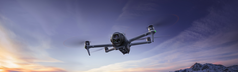Drone DJI Mavic 4 Pro paysage sur fond de ciel violet