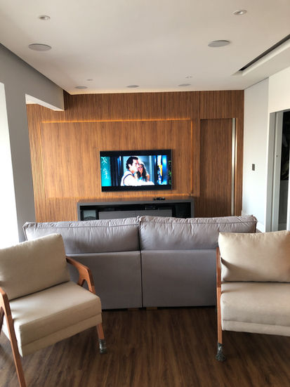 A união da marcenaria em madeira clara com detalhes em mármore Calacatta branco cria uma área social atemporal e acolhedora neste apartamento de 120m².