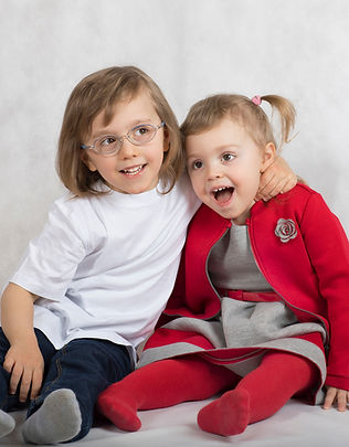 vecteezy_boy-of-five-years-and-girl-of-2-years-are-sitting-together_24990019_49.jpg