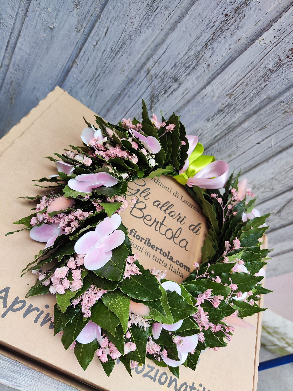Miniatura: Corona di laurea con ortensie  (€58)