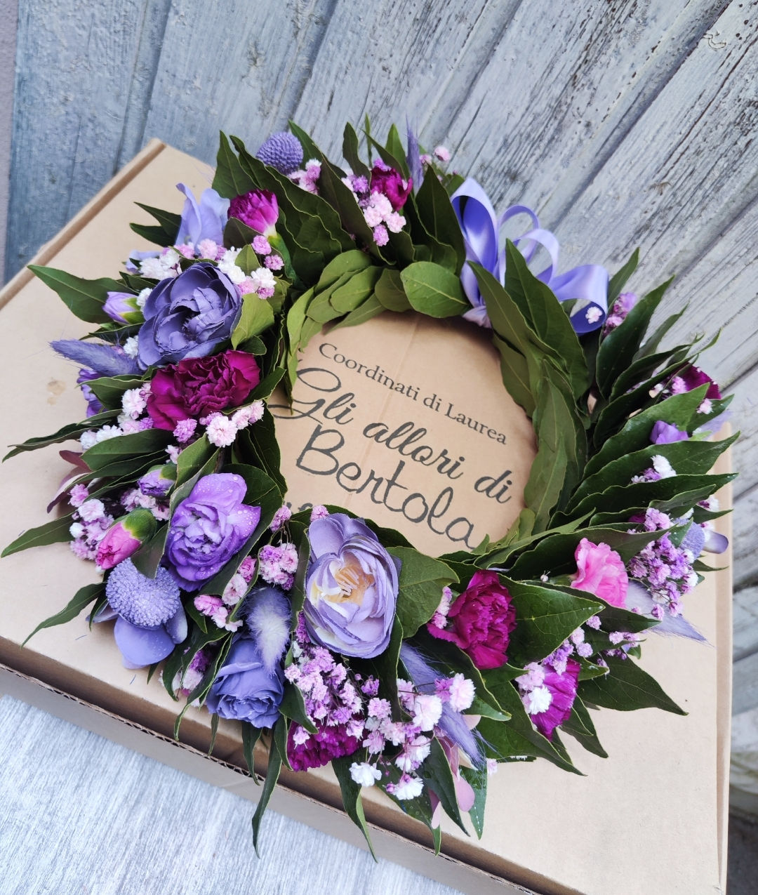 Corona di laurea fiorita in fucsia/rosa/violetto (€72)