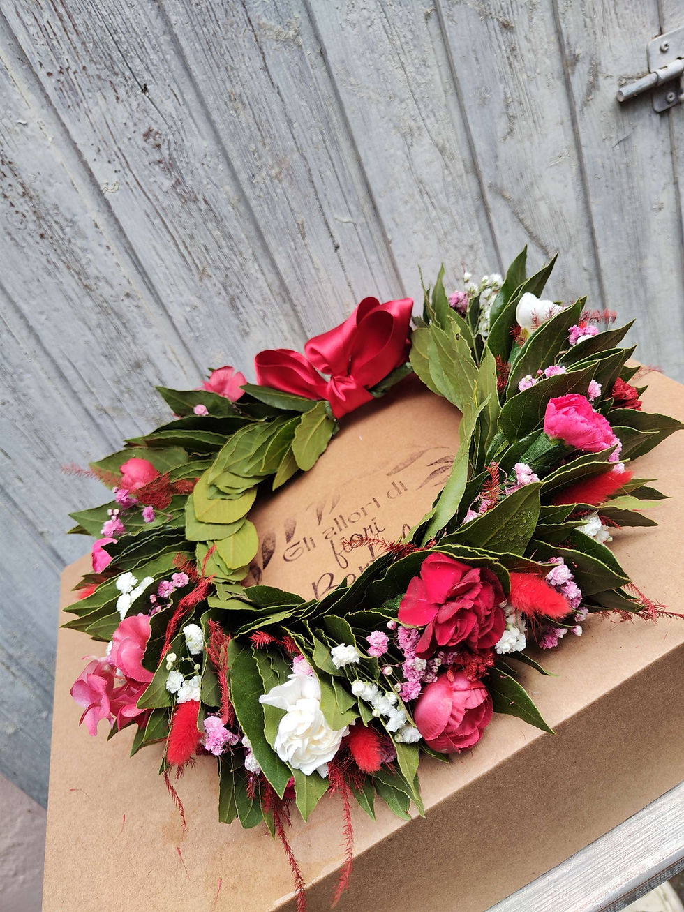 Miniatura: corona di laurea con fiori rossi e rosa