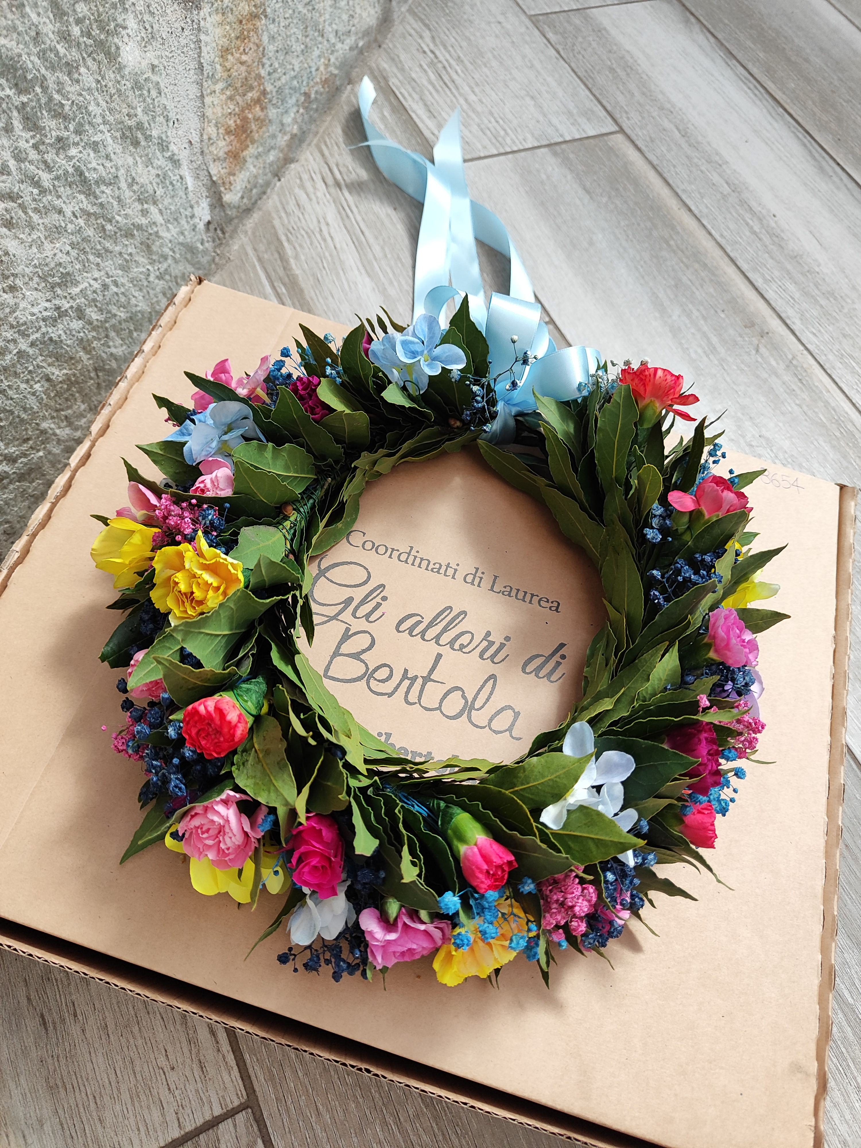 Corona di laurea fiorita multicolor (€72)