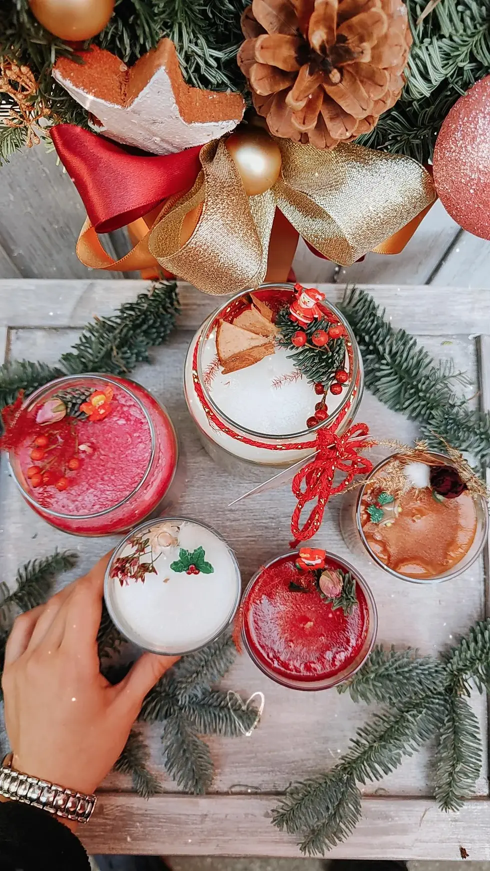 Candele con fiori secchi "Christmas Edition" (€10/28)