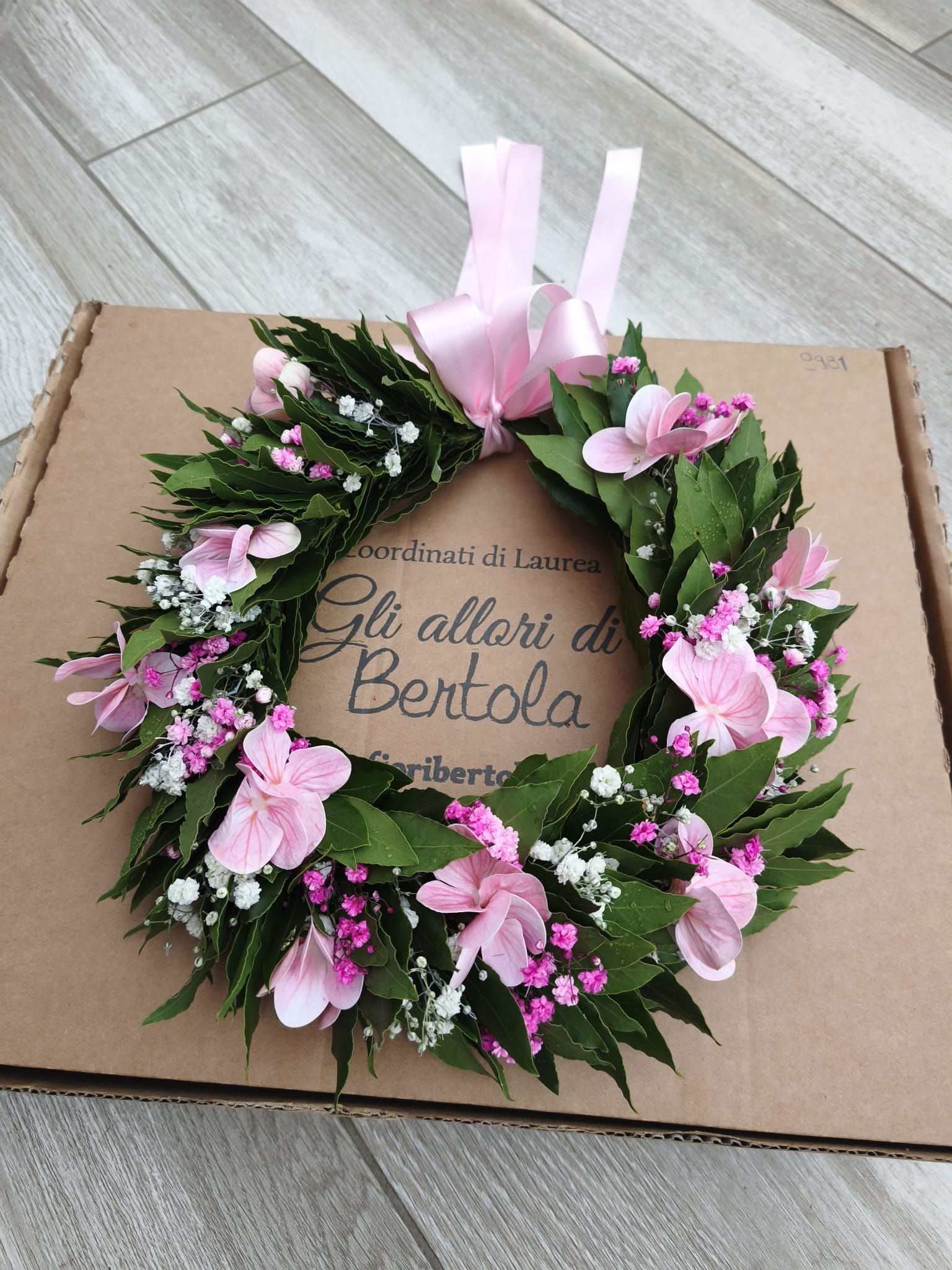 Corona di laurea con ortensie (€58)