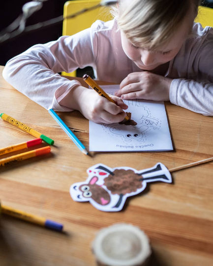 Priložené doplnkové materiály, ako maľovanka a edukatívne informácie.