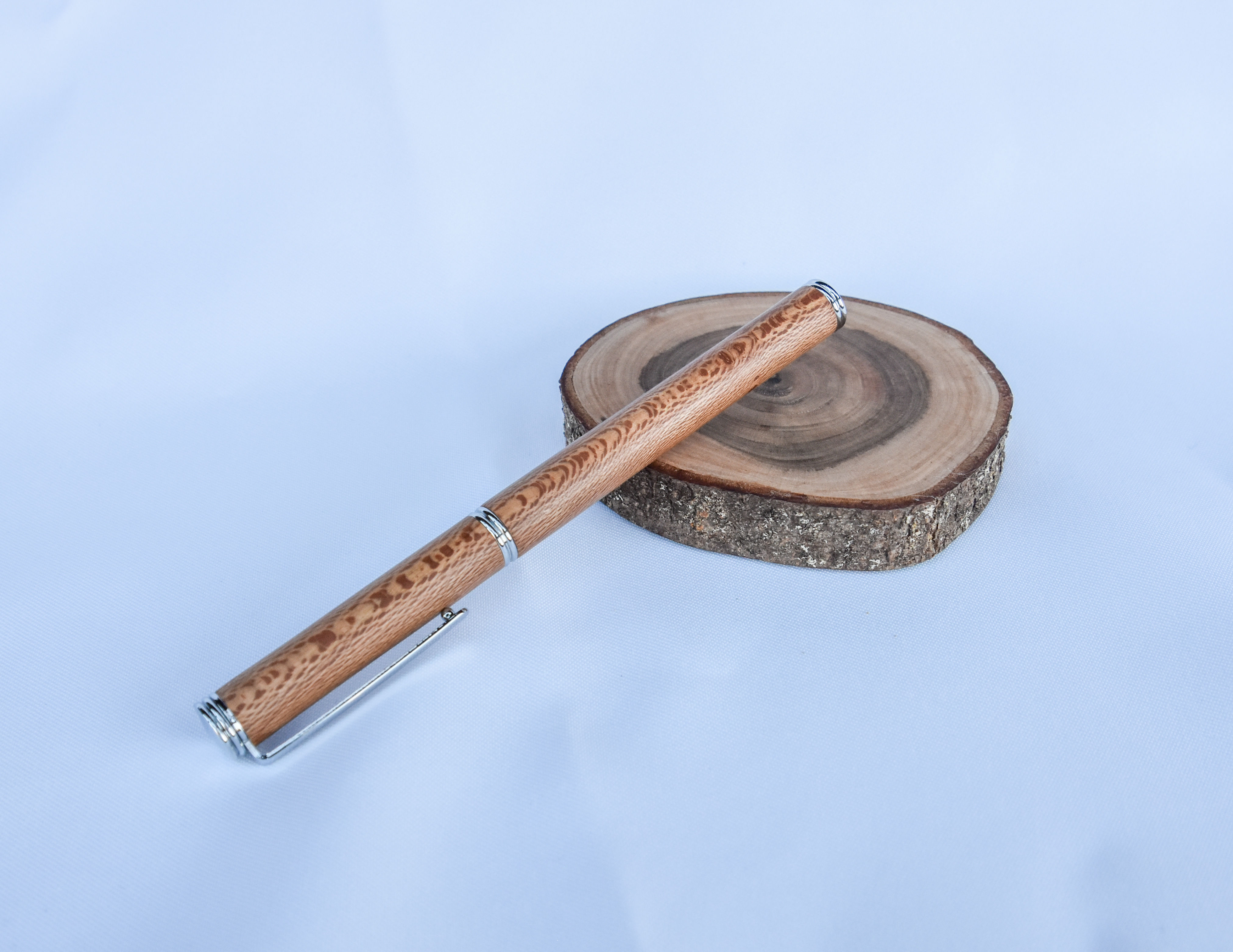 Gedrechselter Rollerball Stift aus Platanenholz