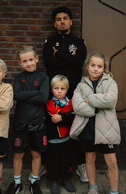 Kinderen sporten buiten tijdens een AllKidz Actief activiteit