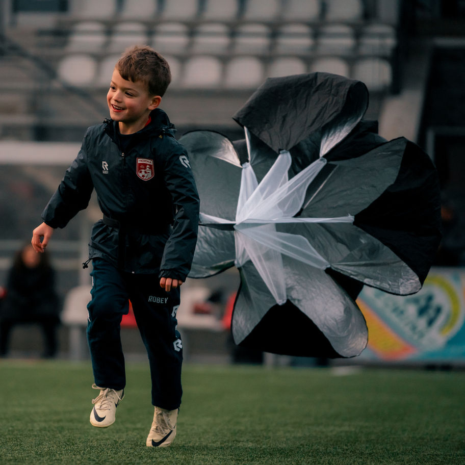 Kind traint op snelheid en reactievermogen
