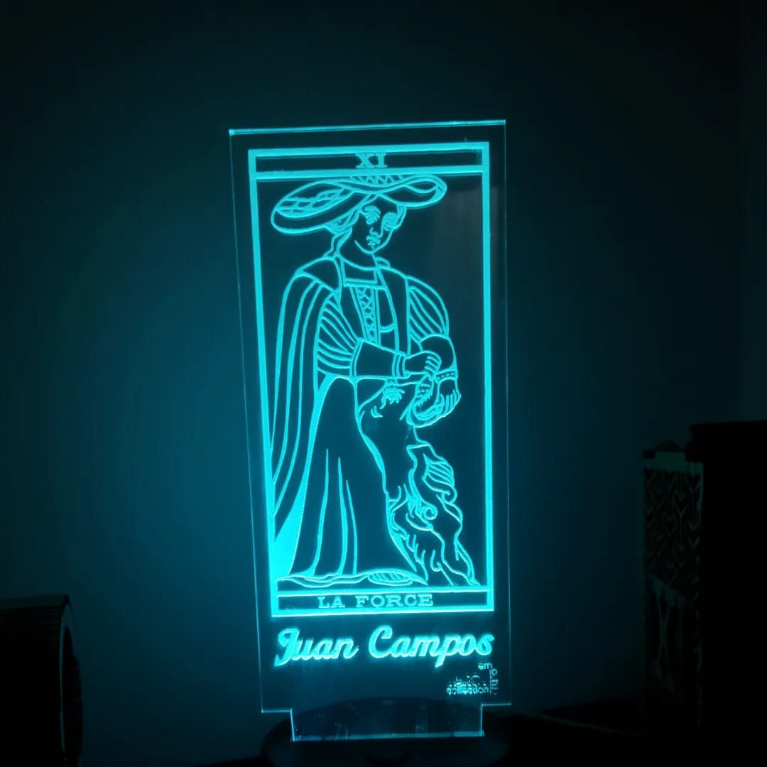 Candeeiro led com relógio despertador