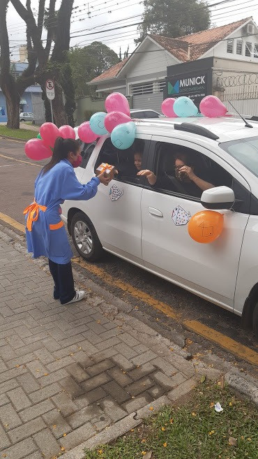 Além de um drive-thru em que as famílias trocaram presentes com as professoras em lembrança ao dia que celebra essa importante profissão, as próprias turmas realizam atividades que refletem o pensamento educacional da instituição.