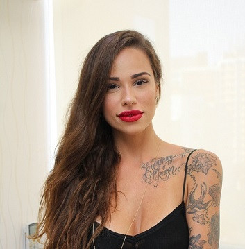 Especialista em caligrafias, tatuadora se destaca no cenário paulistano