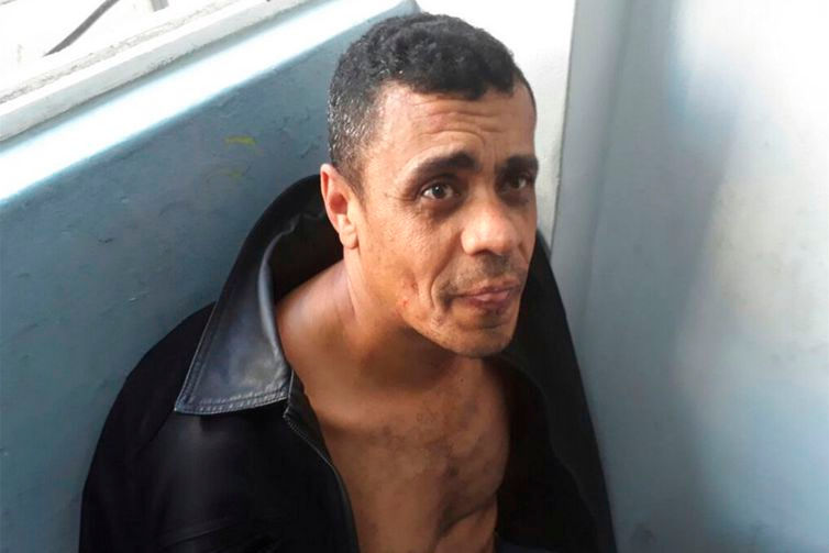 Adélio Bispo de Oliveira foi detido por populares e seguranças e conduzido por policiais federais para a Delegacia da Polícia Federal em Juiz de Fora após esfaquear o então candidato à Presidência Jair Bolsonaro - Divulgação/Assessoria de Comunicação Organizacional do 2° BPM