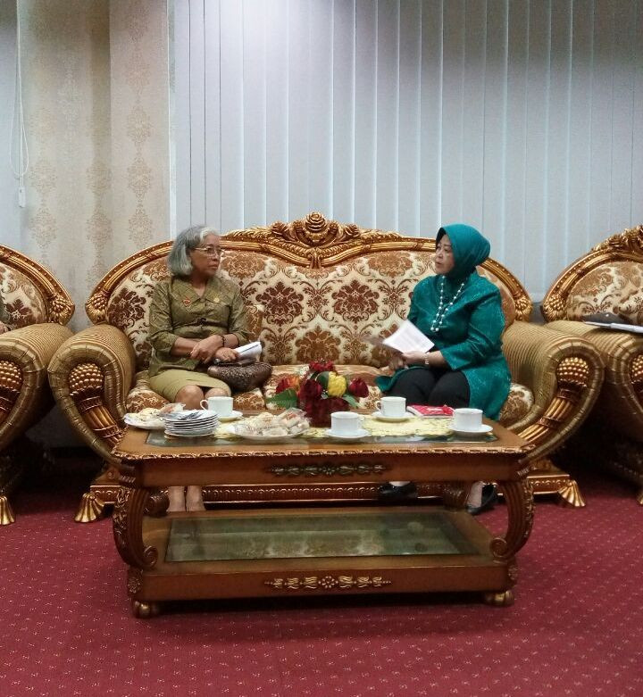 Foto pertemuan Ketua Umum PPTI dengan Ketua Umum TIM Penggerak PKK