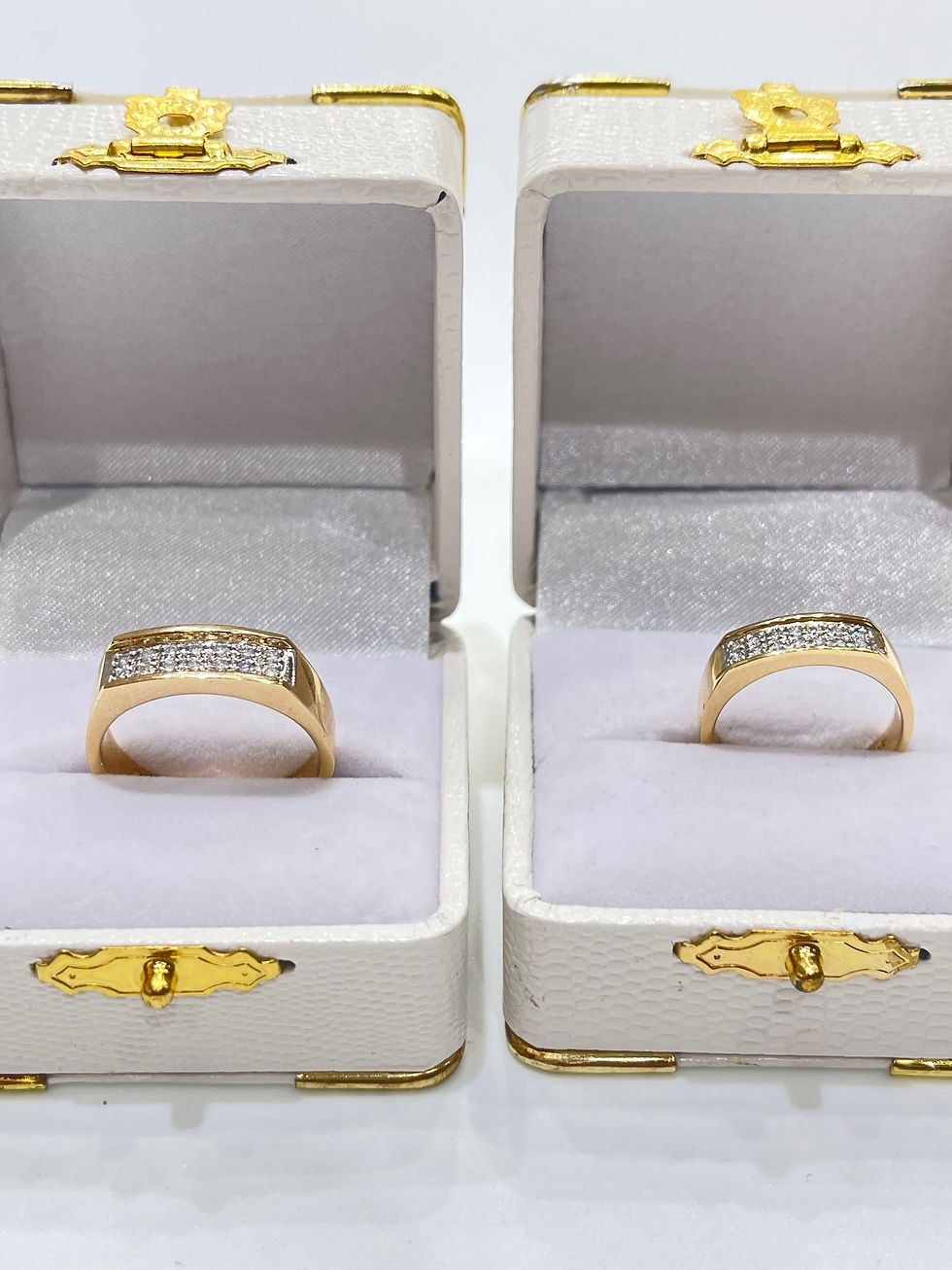 Thumbnail: Couple wedding ring