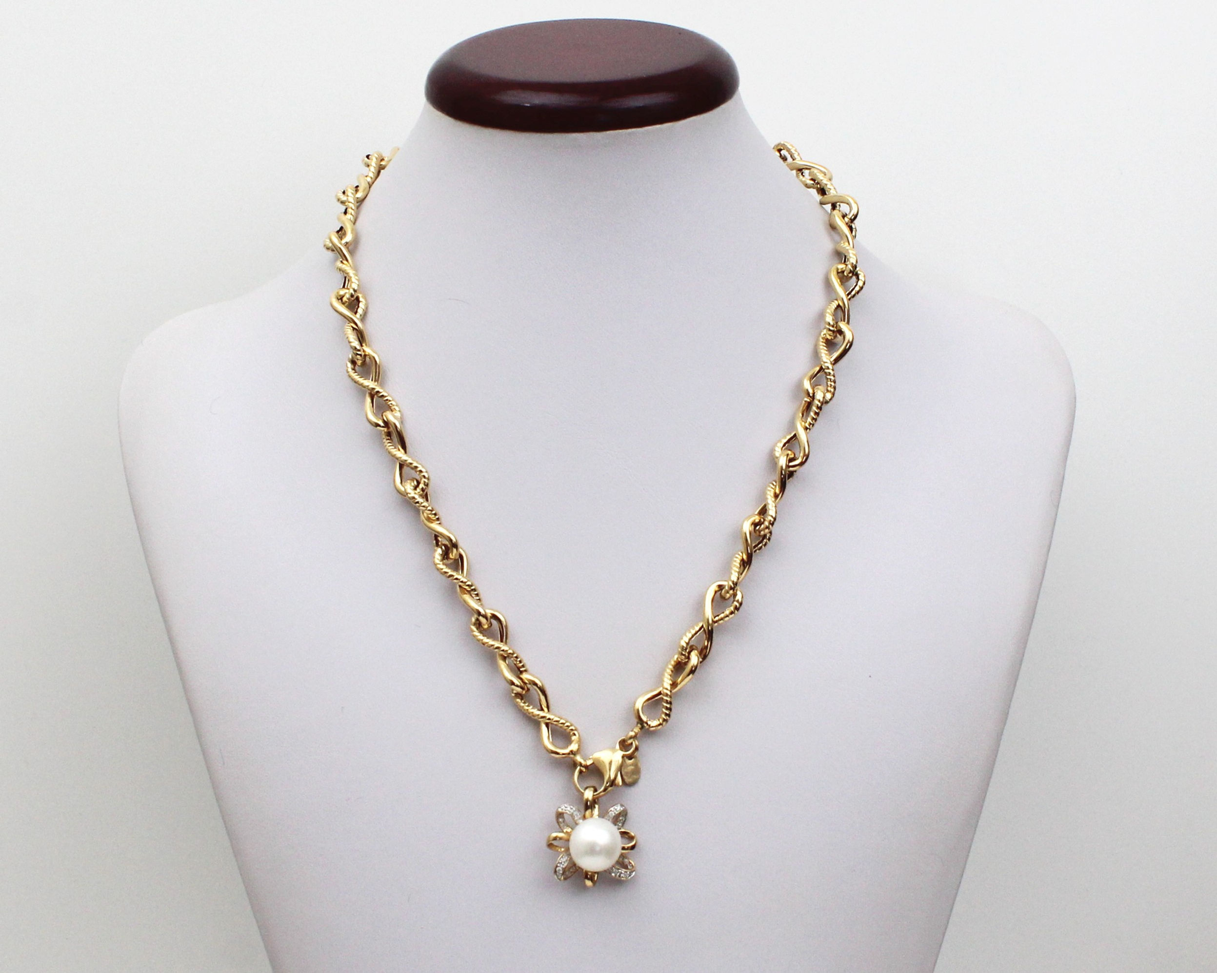 Infinity chain with pearl and diamond
