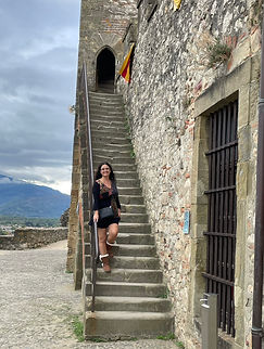 Mariana Vernieri, autora de la trilogía "Ernessenda", en el castillo de Foix. 2022.