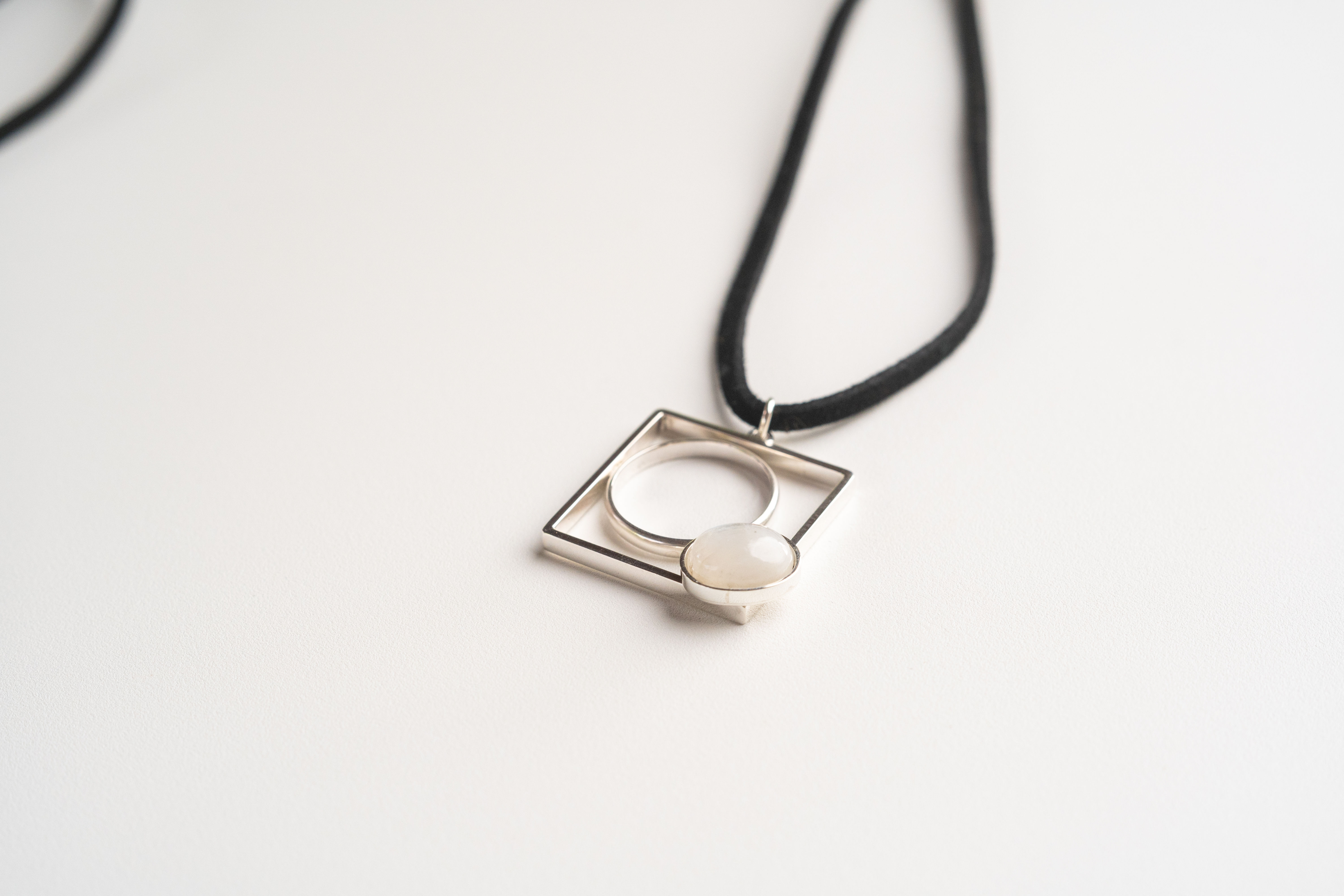 PINGENTE Ao2 com Quartzo Branco Leitoso (Med.)