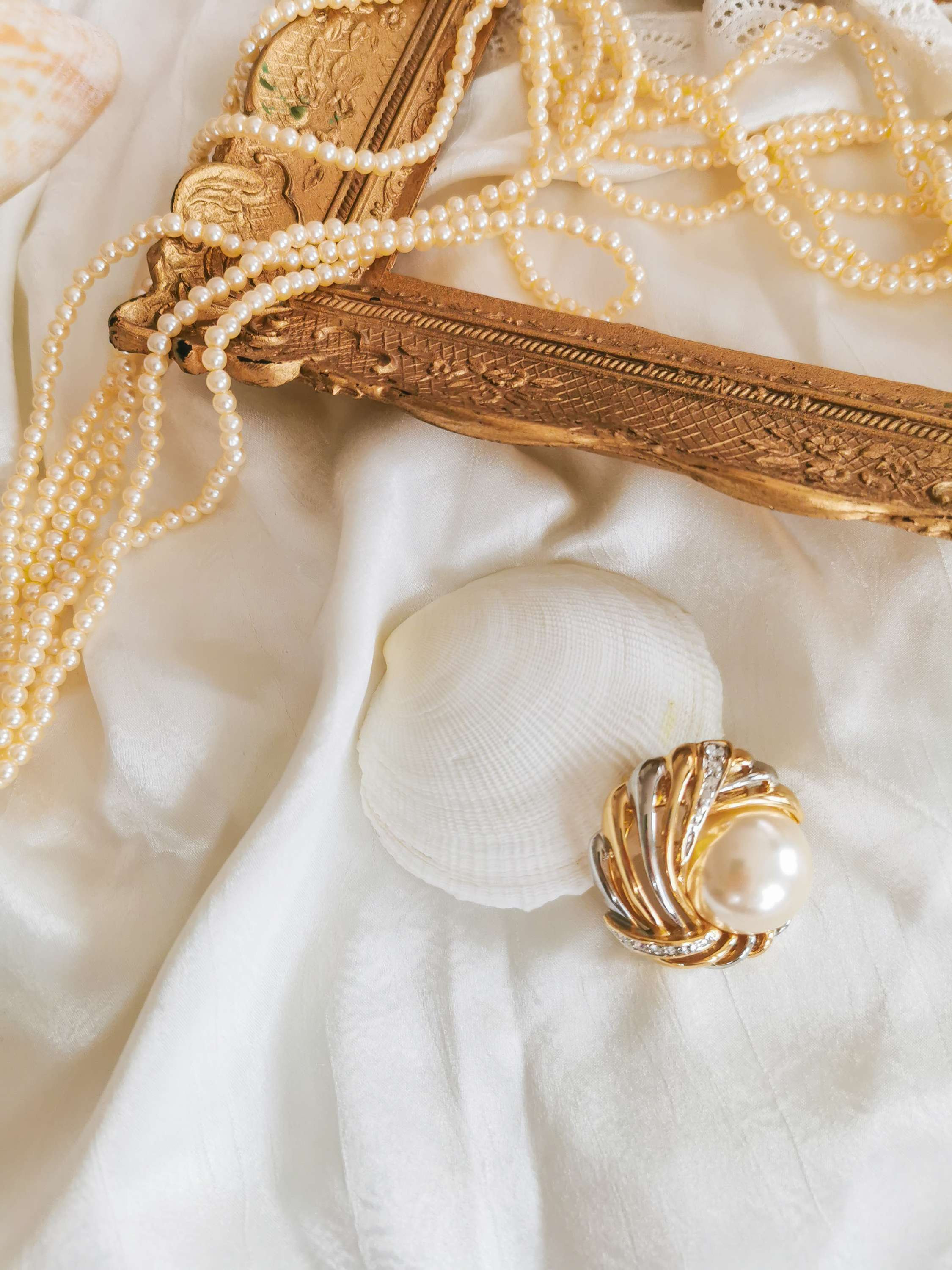 Broche bicolore à perle