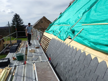 Premiers travaux de couverture sur les granges en restauration