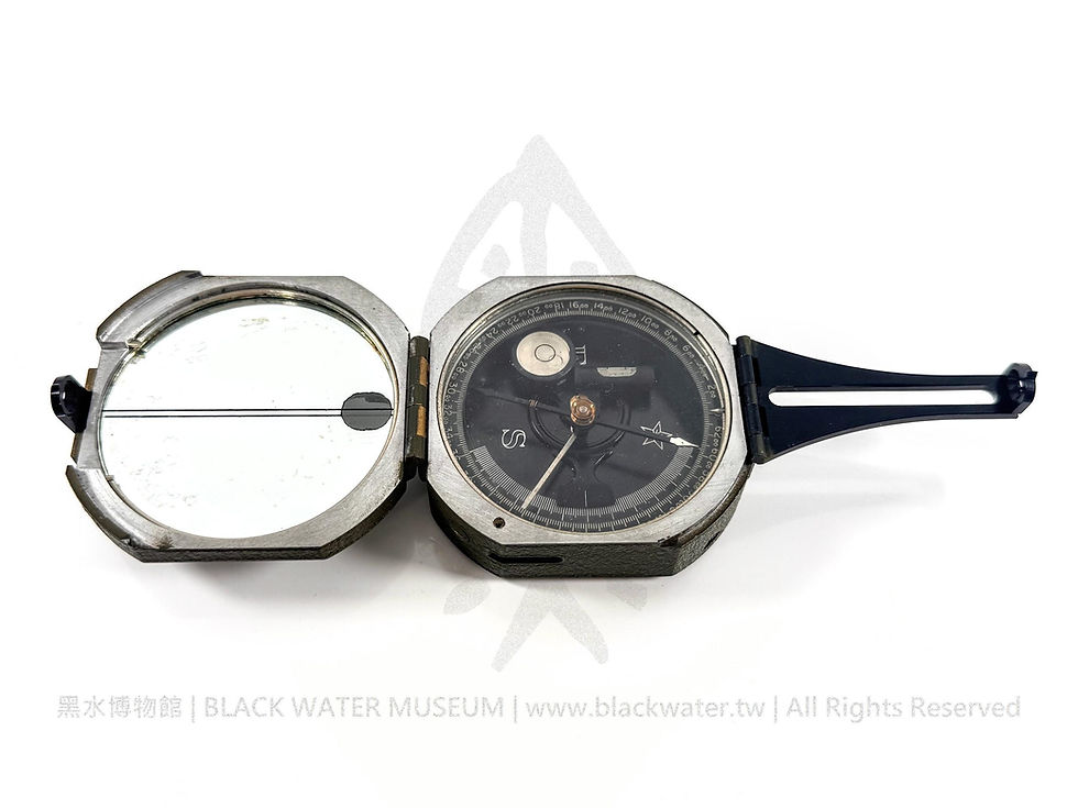 WWII U.S. Army M2 Artillery Compass with M19 Carrying Case

二戰 美國陸軍 M2 砲兵羅盤（含 M19 皮革攜行袋）《Black Water Museum Collections | 黑水博物館館藏》