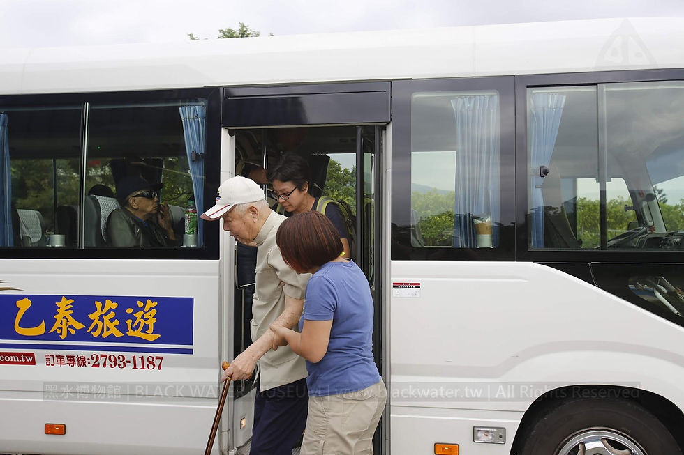民國107年10月25日(2018)-《金剛五號演習》實況側寫,金門戰役69周年黑水博物館紀念活動 - 10:48 金門戰役老英雄們及與會貴賓搭乘黑水博物館專車抵達黑水電影基地,熊震球 先生準備下車。