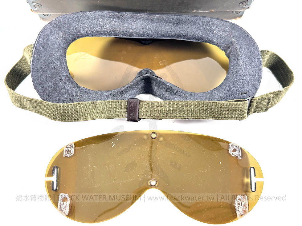 WWII USAAF FLYING GOGGLES, M-1944, TYPE B-8 with Original Box
二戰 美國陸軍航空隊 B-8 (M-1944) 飛行風鏡連原裝盒《Black Water Museum Collections | 黑水博物館館藏》