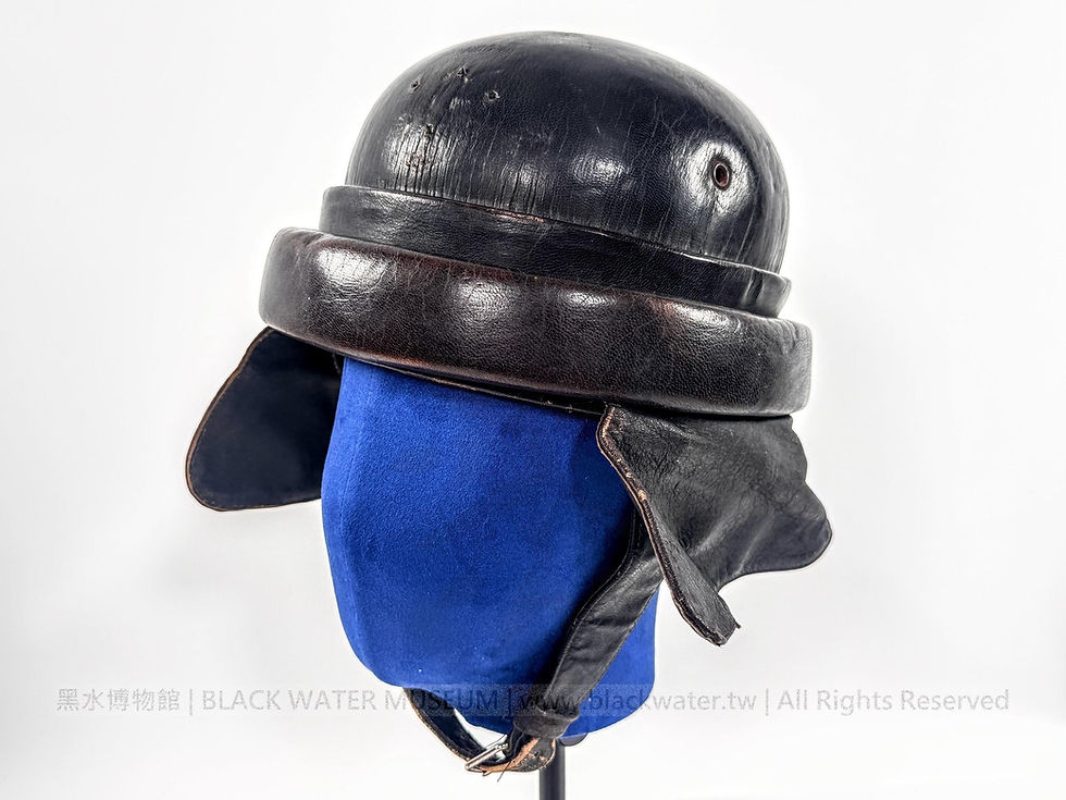Spanish Mº Tanquista Leather Tank Crew Crash Helmet
西班牙 Mº Tanquista(戰車組員型)皮革防撞帽《Black Water Museum Collections | 黑水博物館館藏》