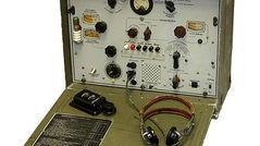 百樂無線電公司 V-100-B 無線電收發射機