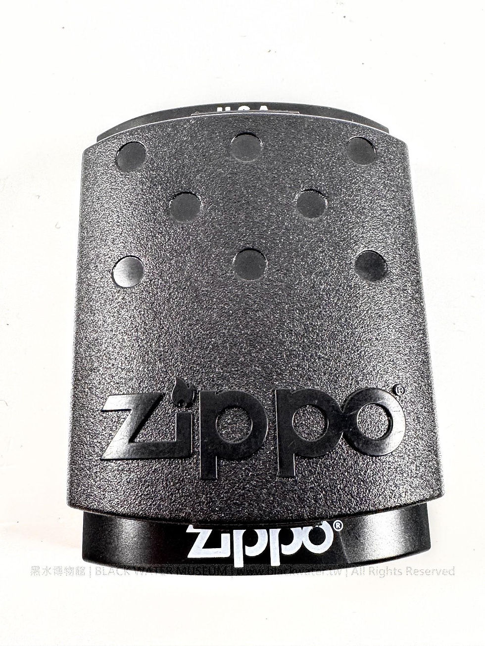 February 2008 U.S. Zippo Model 200 China-Burma-India (CBI) Theater Emblem Custom Commemorative Windproof Lighter Sold by the U.S. Army Museum of Hawaii — New Old Stock
民國97年(2008)2月美國夏威夷陸軍博物館銷售 Zippo 200型中緬印戰區(CBI)徽章客製紀念防風打火機——NOS全新未使用庫存品《Black Water Museum Collections | 黑水博物館館藏》