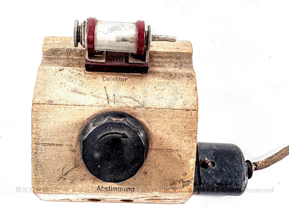 German Crystal Detector Receiver in a Sloping Wooden Cabinet with a 1944 Wehrmacht Dfh.a Double Headset
德國斜面木殼礦石檢波接收機附民國33年(1944)國防軍Dfh.a雙耳機《Black Water Museum Collections | 黑水博物館館藏》