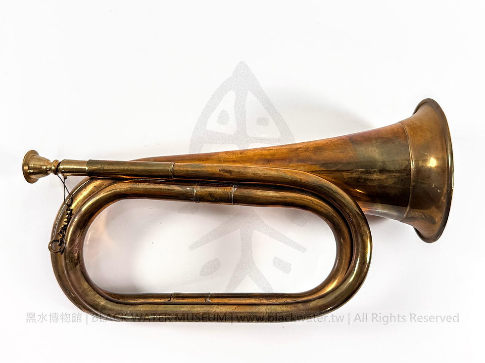 British Army Double-Coiled Duty Bugle with Mouthpiece and Retaining Chain
英國陸軍雙重卷管式勤務軍號——附號嘴及防失鏈《Black Water Museum Collections | 黑水博物館館藏》