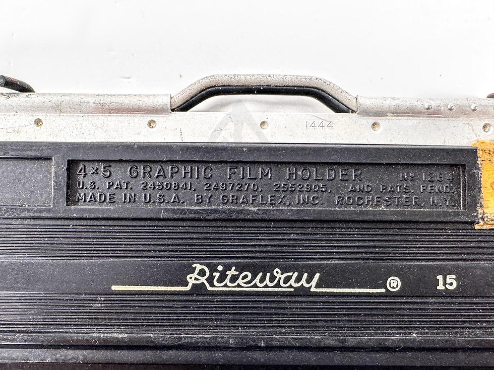 1958 Graflex Riteway No. 1284 4×5 Graphic Film Holder — “C-1 F11” “C-2 F11”

民國47年(1958)美國格拉菲公司（Graflex）Riteway No.1284 4×5吋雙面底片片匣－「C-1 F11」「C-2 F11」《Black Water Museum Collections | 黑水博物館館藏》