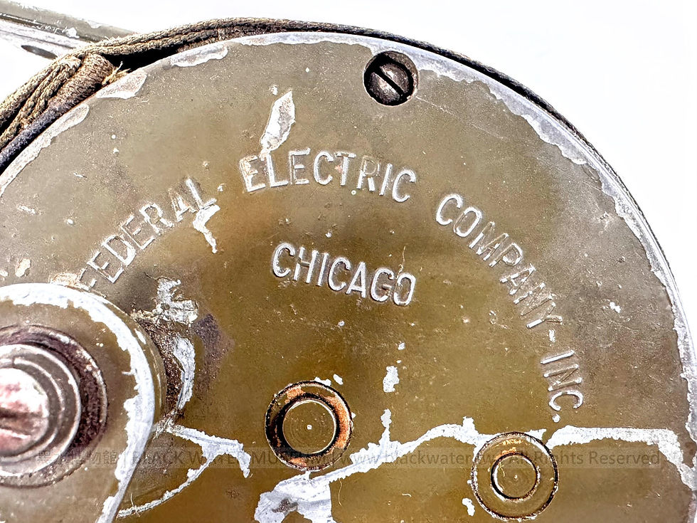 Second World War U.S. Federal Electric Company Model 1754 Portable Hand-Cranked Warning Siren with Canvas Cover
第二次世界大戰美國聯邦電氣公司1754型手提式手搖警報器附帆布護套《Black Water Museum Collections | 黑水博物館館藏》