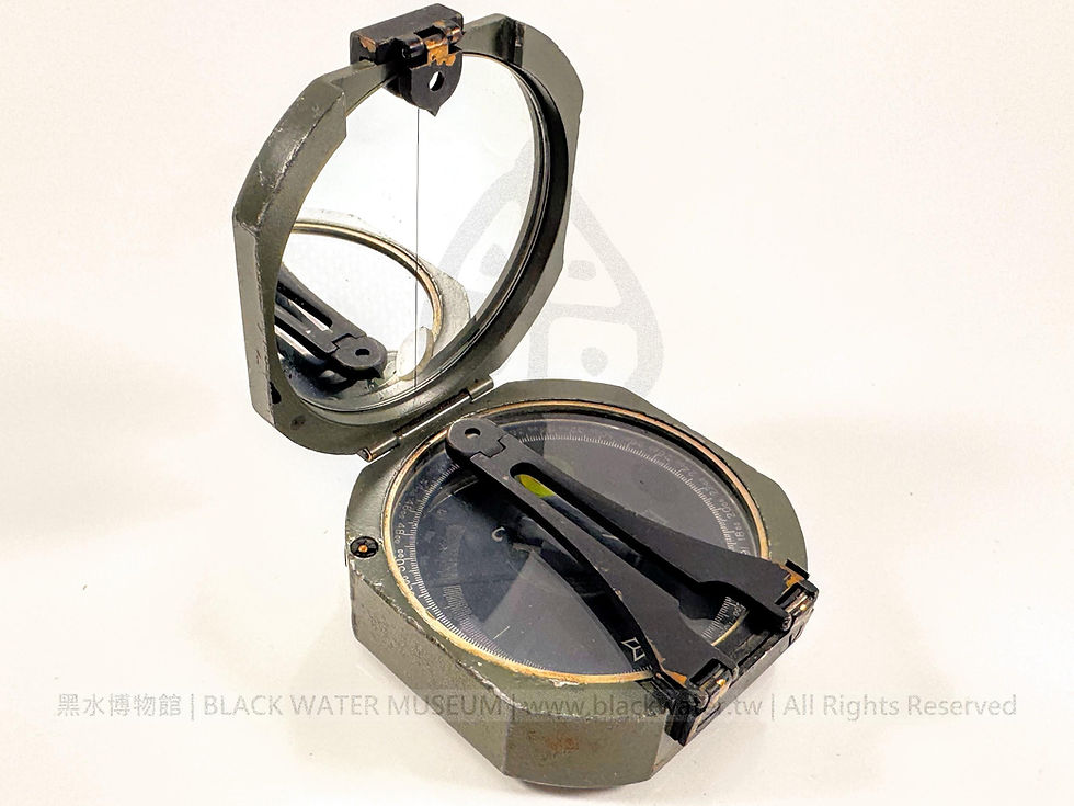 1986 U.S. Army M2 Artillery Compass SN:272529
民國75年 (1986) 美國陸軍 M2 砲兵羅盤 序號 272529《Black Water Museum Collections | 黑水博物館館藏》