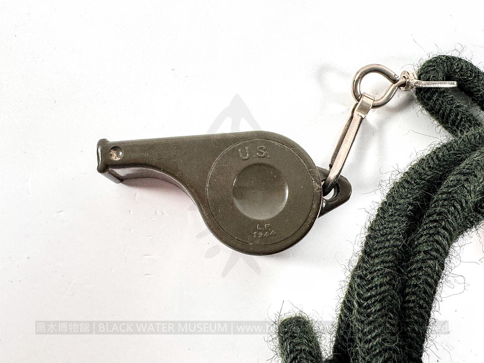 1944 U.S. Plastic Signaling Whistle — Manufactured by L.P.

民國33年(1944)美國 L.P.製塑膠信號哨《Black Water Museum Collections | 黑水博物館館藏》
