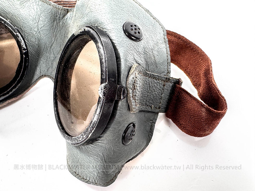 WWII Carl Zeiss Jena Umbral 75% Protective Goggles Set(1)
二戰 德國卡爾·蔡司 Umbral 75% 防護風鏡套組(1)《Black Water Museum Collections | 黑水博物館館藏》