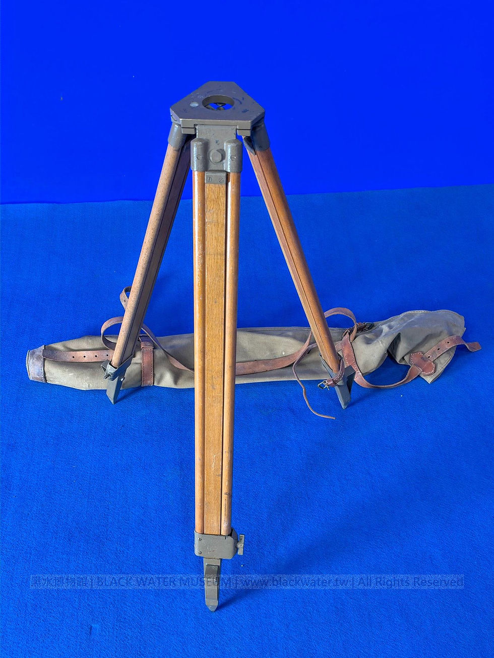 1943 Imperial Japanese Army Type 98 Light Ground Locating Instrument No. 2675, Tokyo First Army Arsenal (with Tripod and Carrying Case)
昭和18年(民國32年.1943) 日本帝國東京第一陸軍造兵廠 九八式輕地上標定機 No.2675(附三腳架、攜行箱)《Black Water Museum Collections | 黑水博物館館藏》