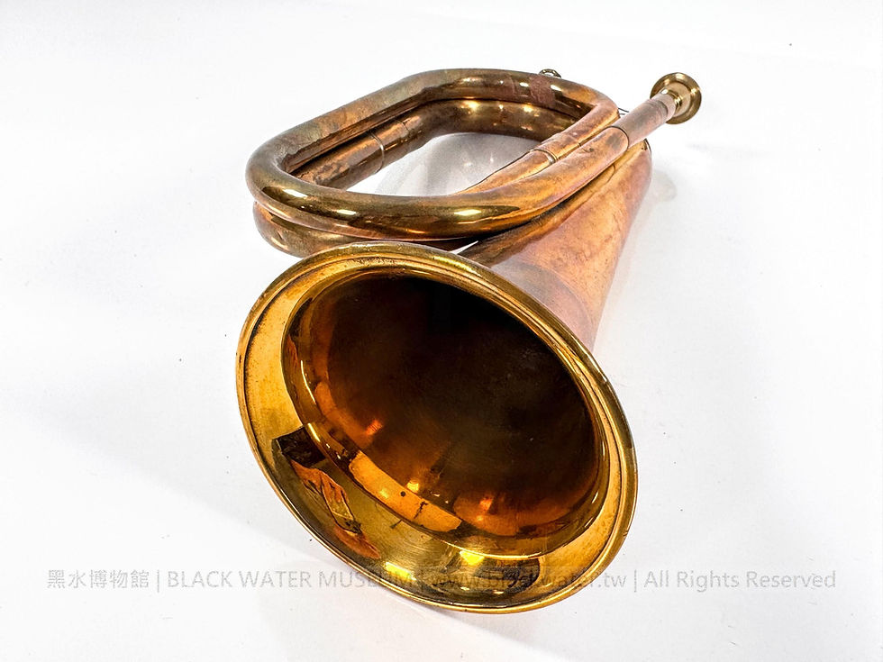 British Army Double-Coiled Duty Bugle with Mouthpiece and Retaining Chain
英國陸軍雙重卷管式勤務軍號——附號嘴及防失鏈《Black Water Museum Collections | 黑水博物館館藏》