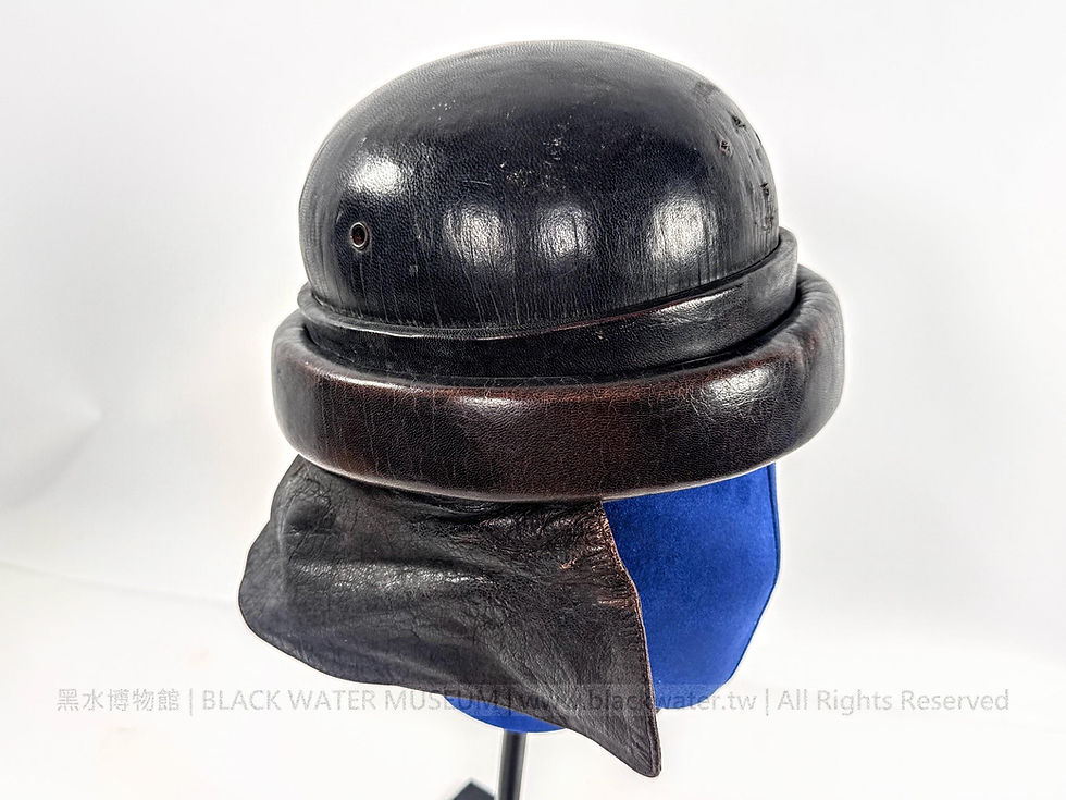 Spanish Mº Tanquista Leather Tank Crew Crash Helmet
西班牙 Mº Tanquista(戰車組員型)皮革防撞帽《Black Water Museum Collections | 黑水博物館館藏》